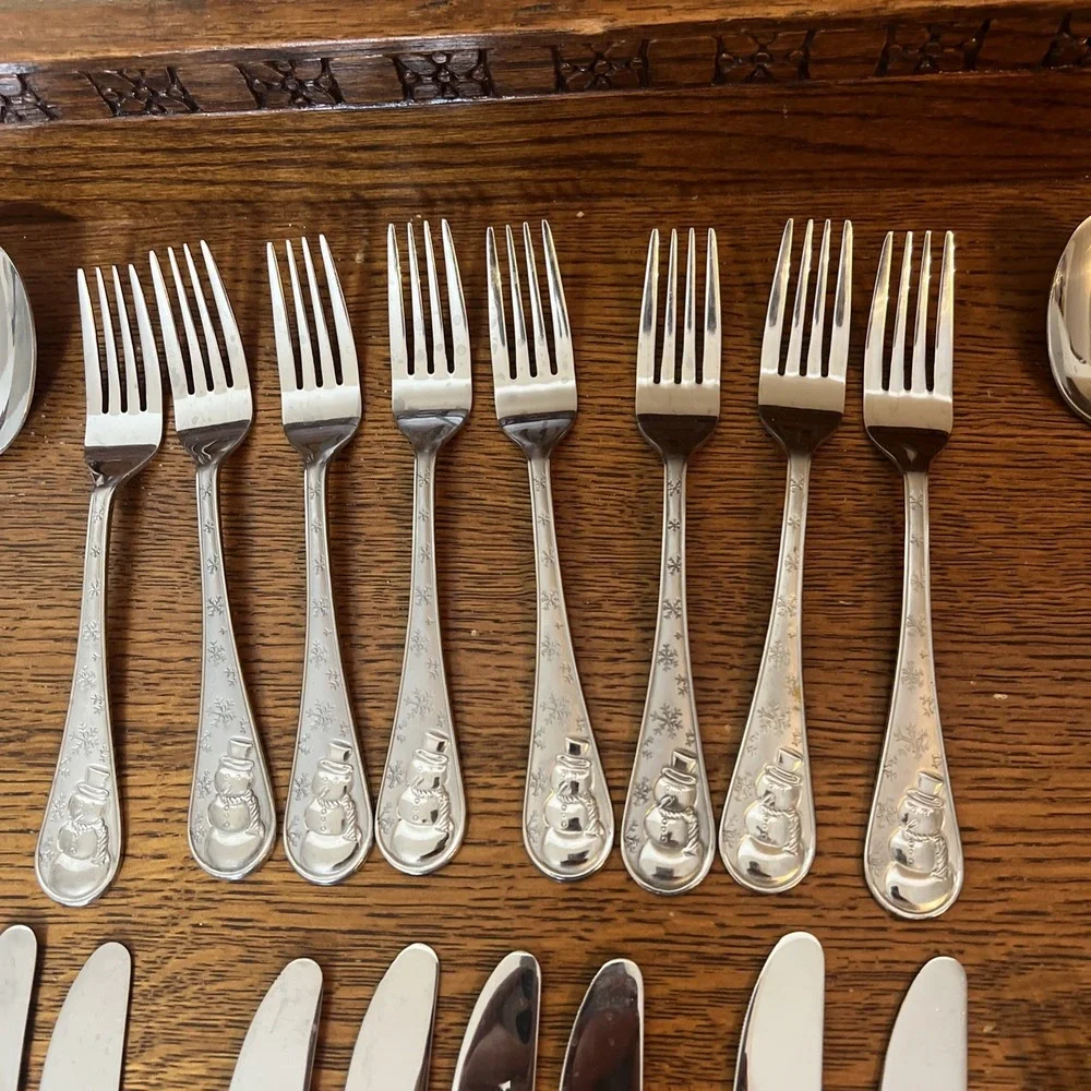SNOWMAN FROST Cambridge 40 Pieces - 8 Settings 18/0 Stainless Flatware